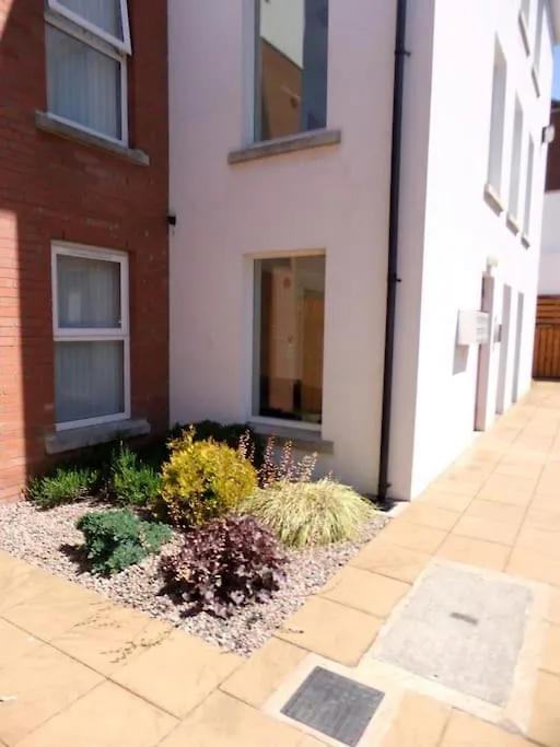 Cosy 1 Bedroom Apartment With Secure Private Parking And Excellent Transport Links Belfast 0*,